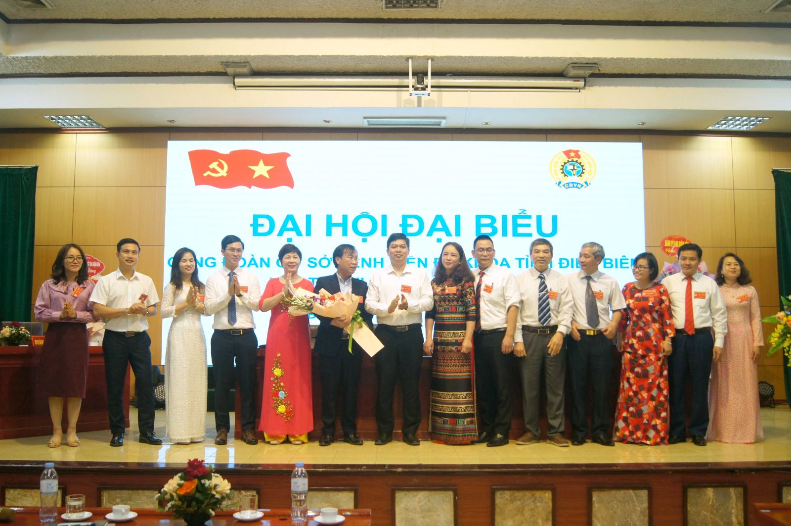 Ts.Bs Phạm Tiến Biên, Phó Giám đốc bệnh viện tặng hoa chúc mừng Ban chấp hành Công đoàn cơ sở bệnh viện Đa khoa tỉnh nhiệm kỳ 2023 - 2028. 