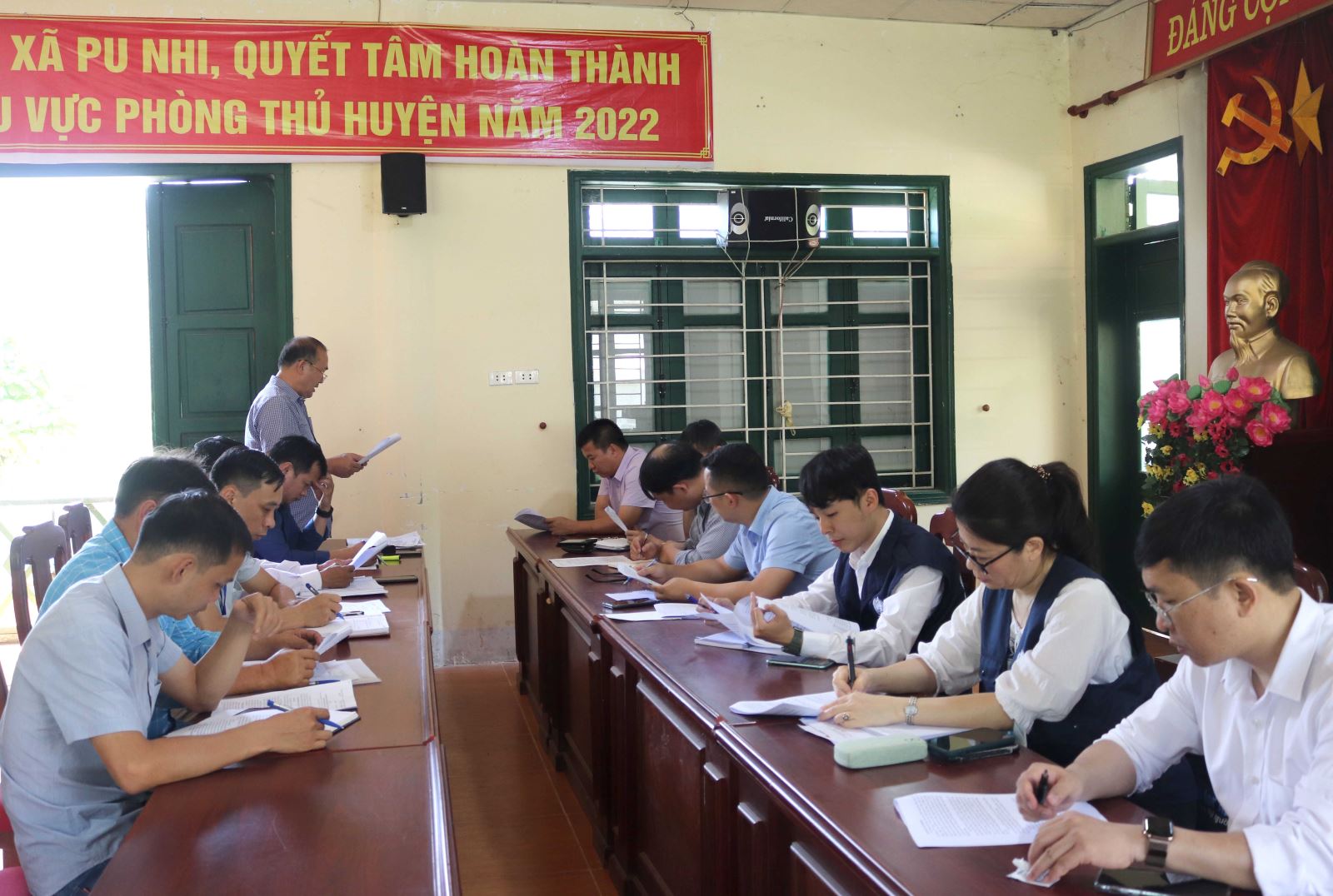 Trung tâm Y tế huyện Điện Biên Đông báo cáo công tác phòng, chống dịch bệnh Bạch hầu trên địa bàn.