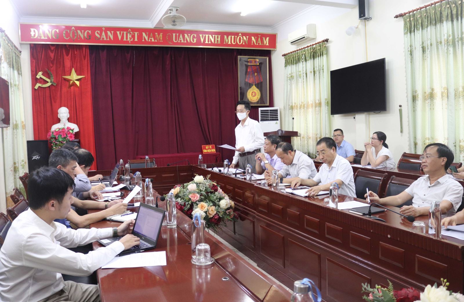 BSCKII. Lường Văn Kiên, Phó Giám đốc Sở Y tế làm việc với Đoàn công tác của Viện Vệ sinh dịch tễ Trung ương và Tổ chức Y tế thế giới (WHO) tại Việt Nam.