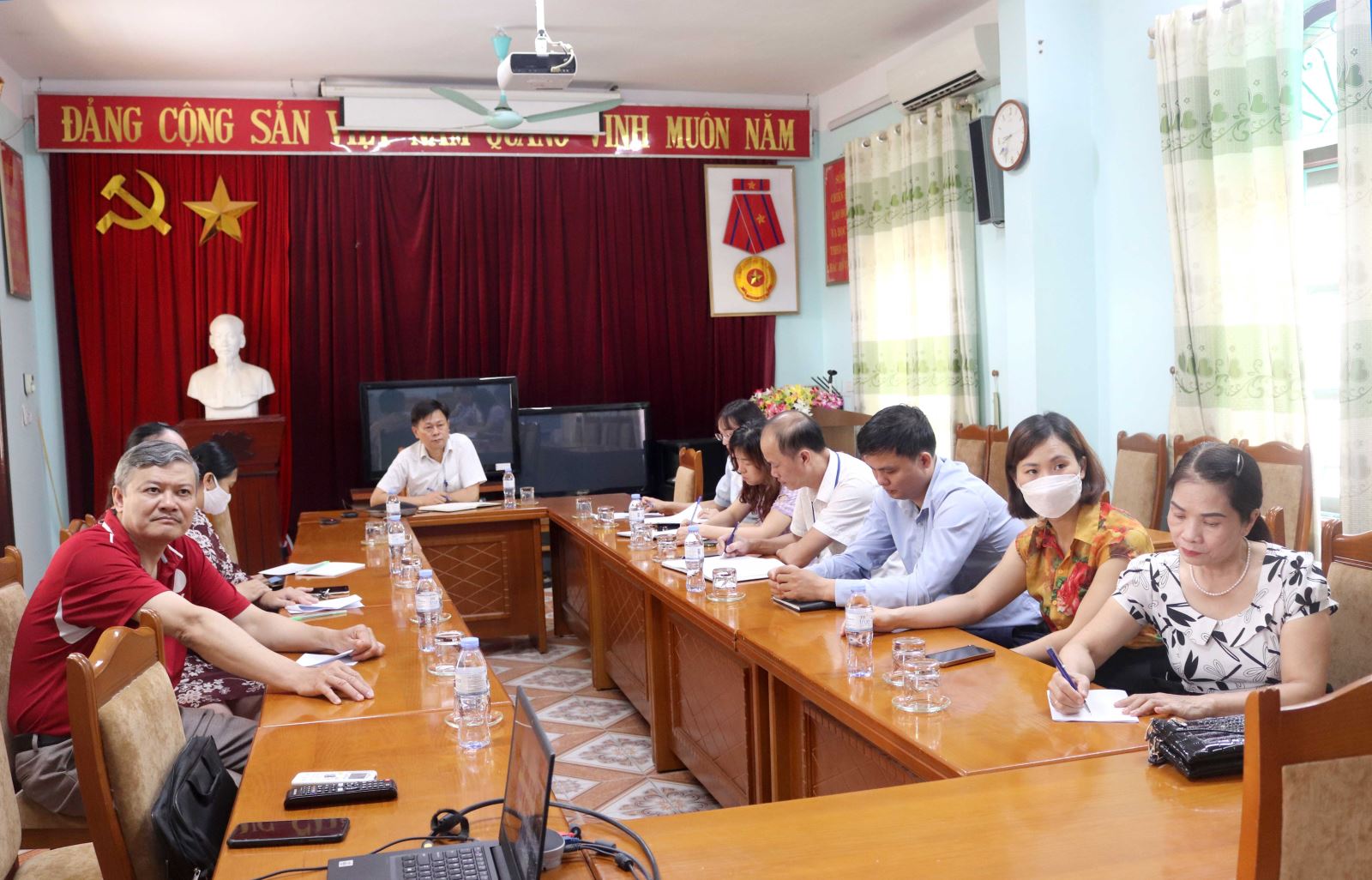 Các đại biểu tham dự Hội thảo trực tuyến tại Điểm cầu Trung tâm Kiểm soát bệnh tật tỉnh Điện Biên