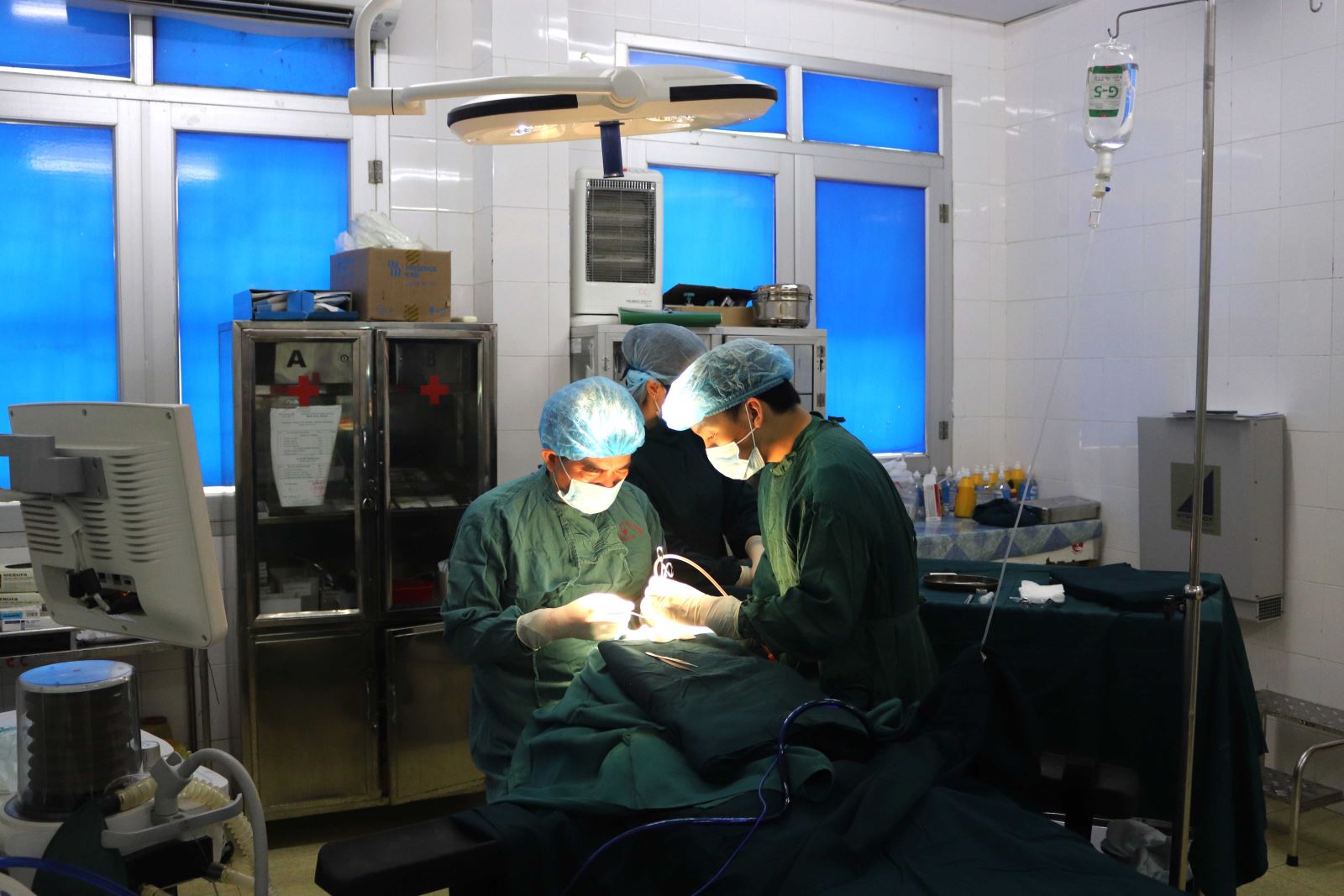 Các chuyên gia Bệnh viên Đa khoa tỉnh tiến hành phẫu thuật mổ khe hở vòm miệng (hở hàm ếch) cho bệnh nhân.