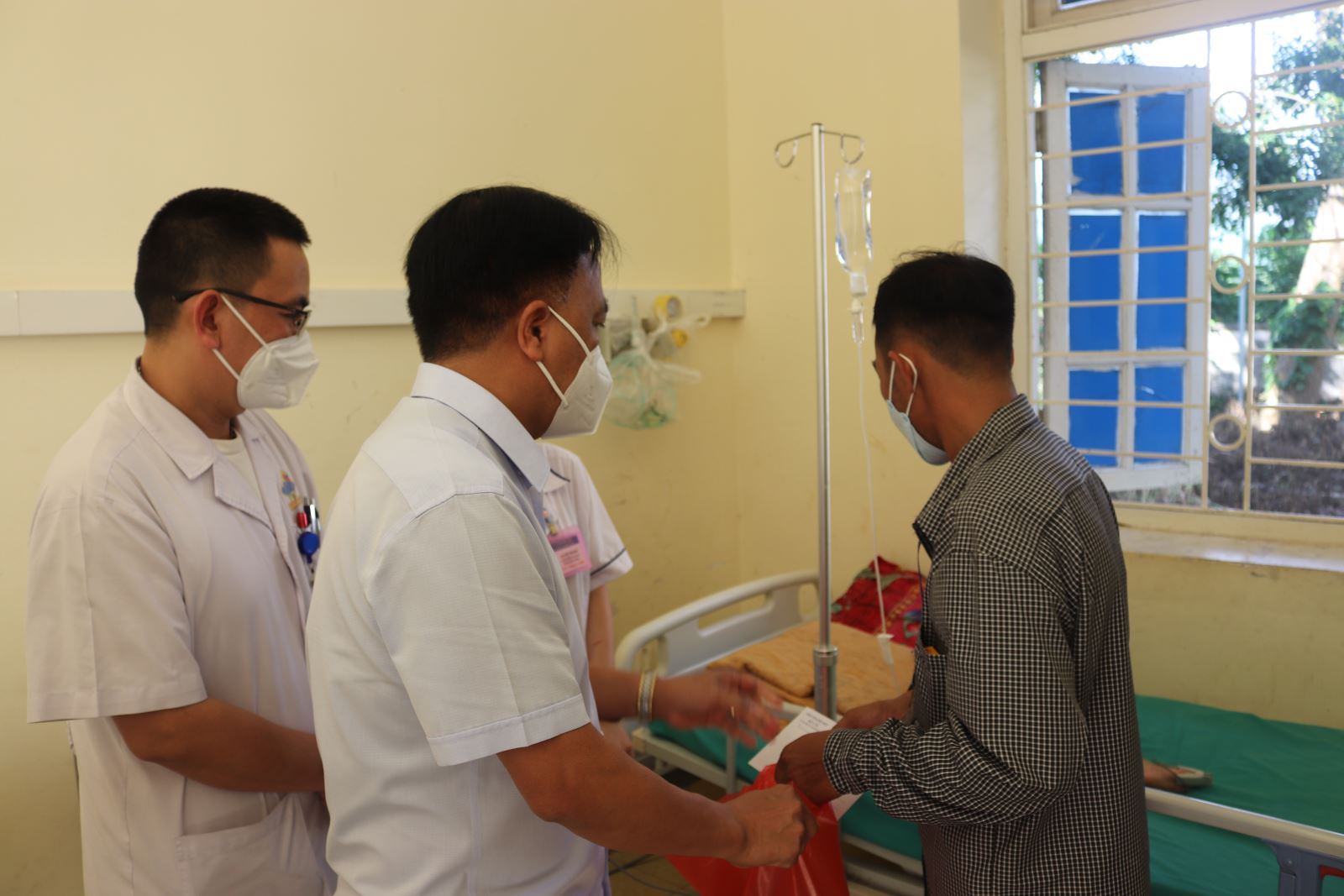 Đồng chí Phạm Giang Nam, Giám đốc Sở Y tế thăm, tặng quà cho bệnh nhân tại Khoa Bệnh Nhiệt đới, Bệnh viện Đa khoa tỉnh