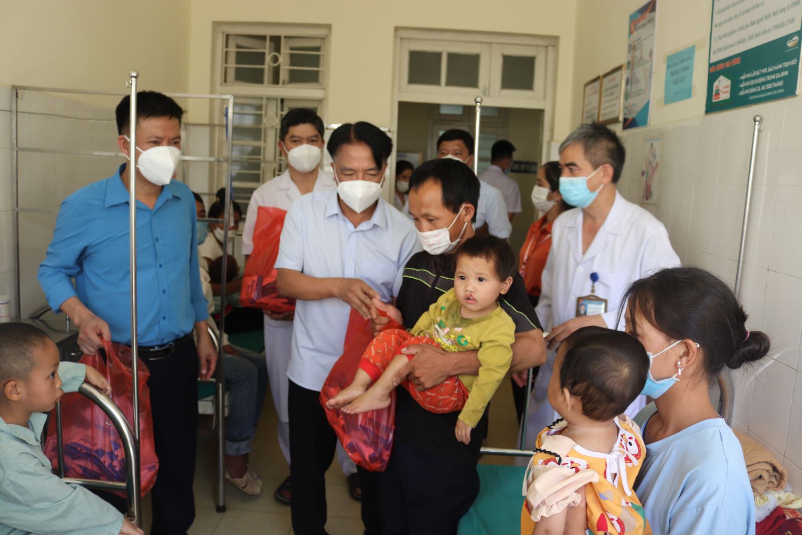 Đồng chí Phạm Giang Nam, Giám đốc Sở Y tế thăm, tặng quà cho trẻ em khuyết tật đã được phẫu thuật miễn phí tại Bệnh viện Đa khoa tỉnh