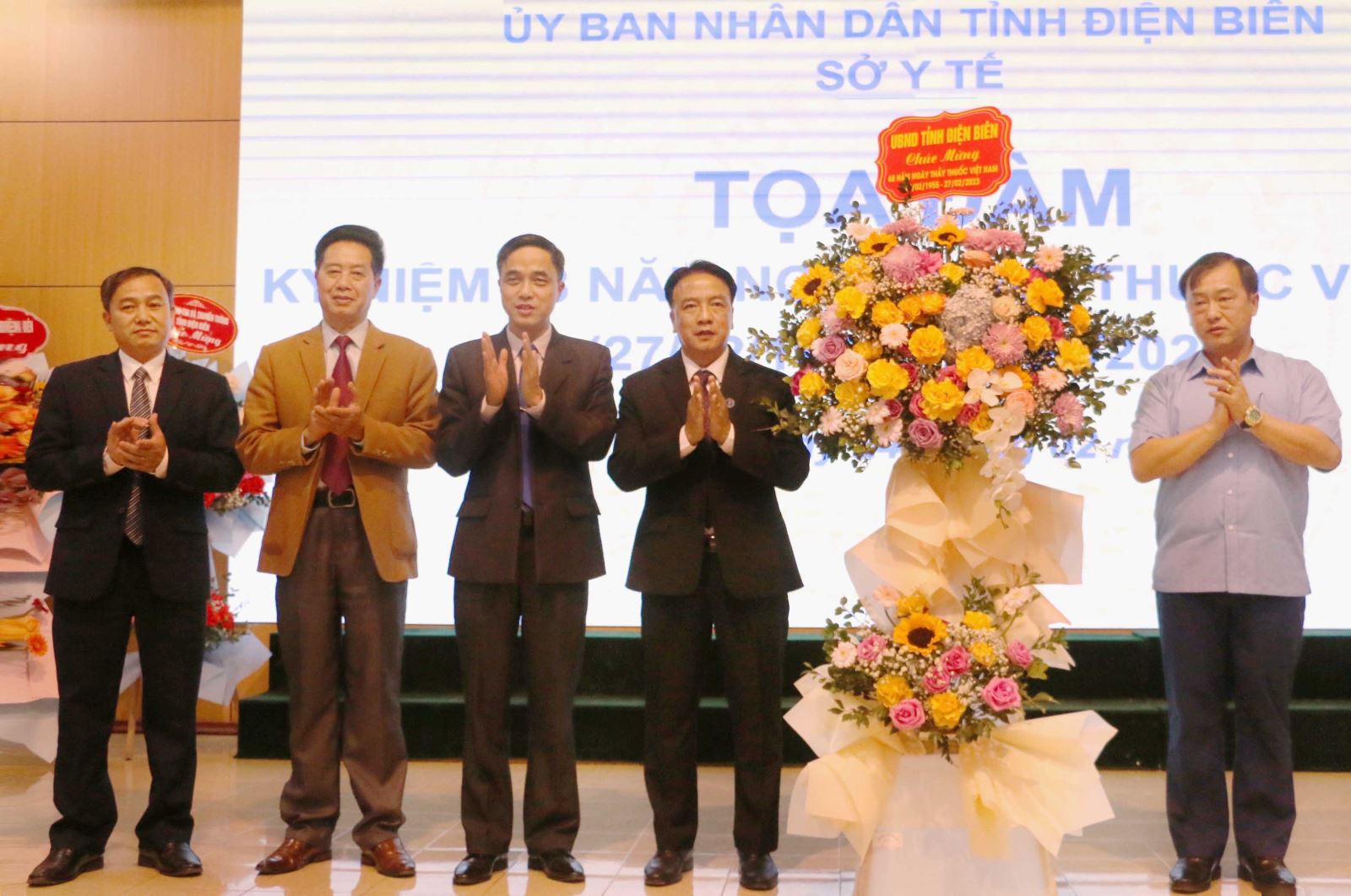 Đồng chí Vừ A Bằng, Phó Chủ tịch UBND tỉnh tặng hoa chúc mừng Ngành Y tế nhân dịp kỷ niệm 68 năm Ngày Thầy thuốc Việt Nam (27/2/1955 - 27/2/2023)