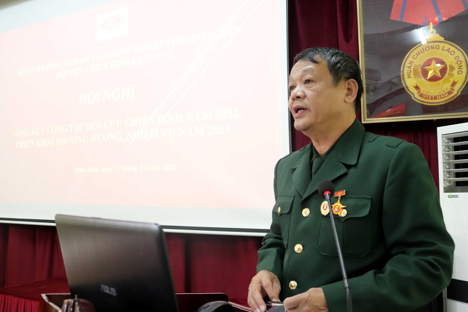 Đồng chí Nguyễn Châu Sơn, Trưởng phòng nghiệp vụ Y -Dược Sở Y tế, Chủ tịch Hội Cựu chiến binh Khối Y tế báo cáo đánh giá kết quả công tác Hội năm 2022.