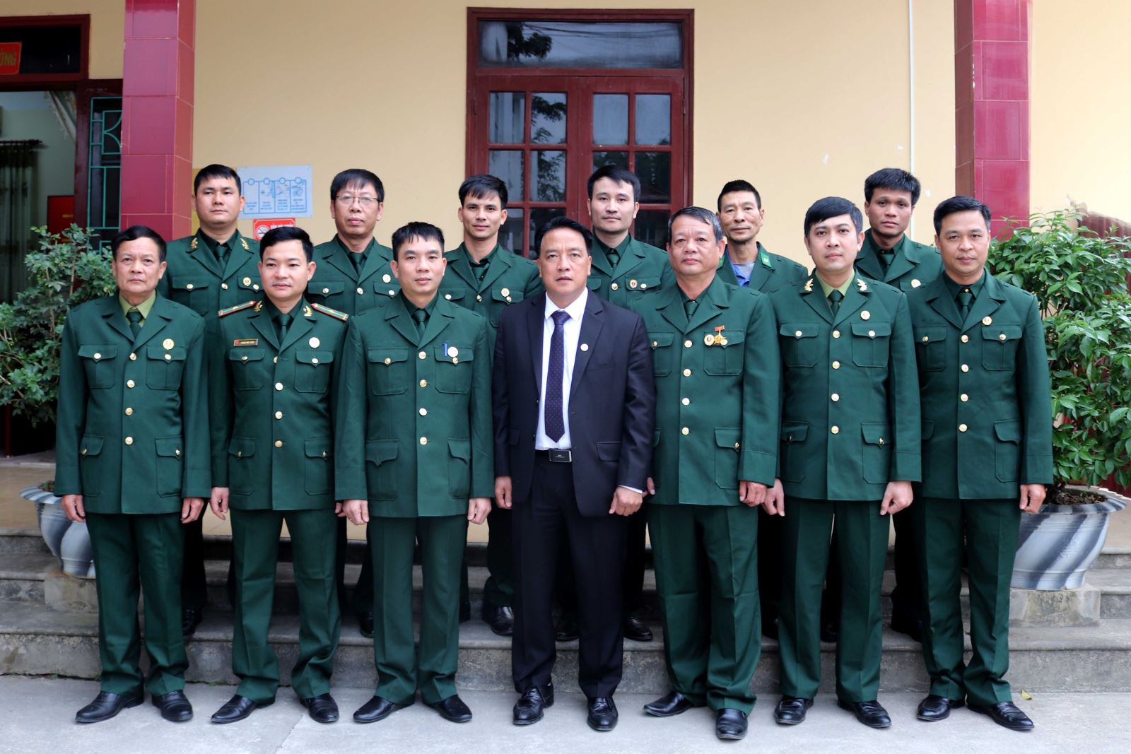 Đồng chí Phạm Giang Nam, Giám đốc Sở Y tế chụp ảnh lưu niệm cùng các hội viên Hội Cựu chiến binh Khối Y tế.