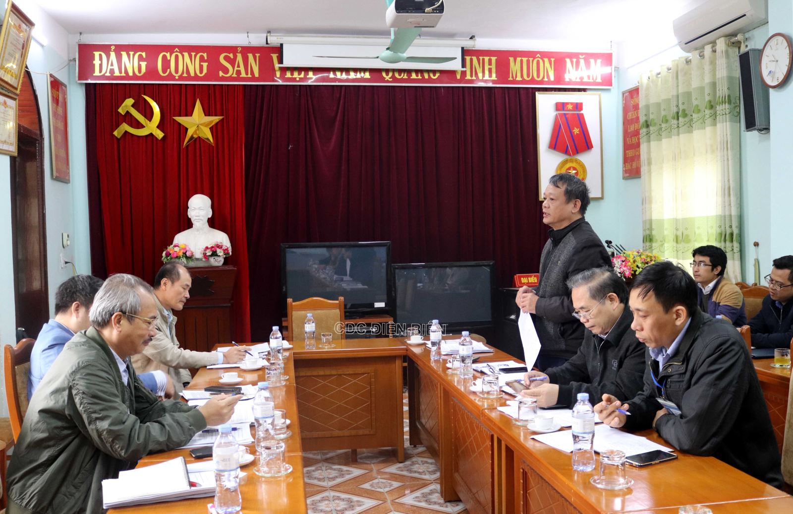 Đồng chí Nguyễn Châu Sơn, Trưởng phòng Nghiệp vụ Y - Dược Sở Y tế phát biểu ý kiến tại buổi làm việc với Đoàn