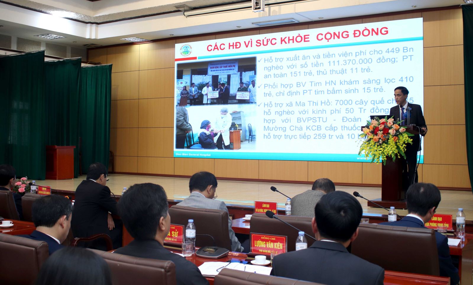 Thạc sĩ, Bác sĩ Phạm Văn Mẫn, Giám đốc Bệnh viện Đa khoa tỉnh báo cáo tham luận về công tác khám, chữa bệnh tại Hội nghị.