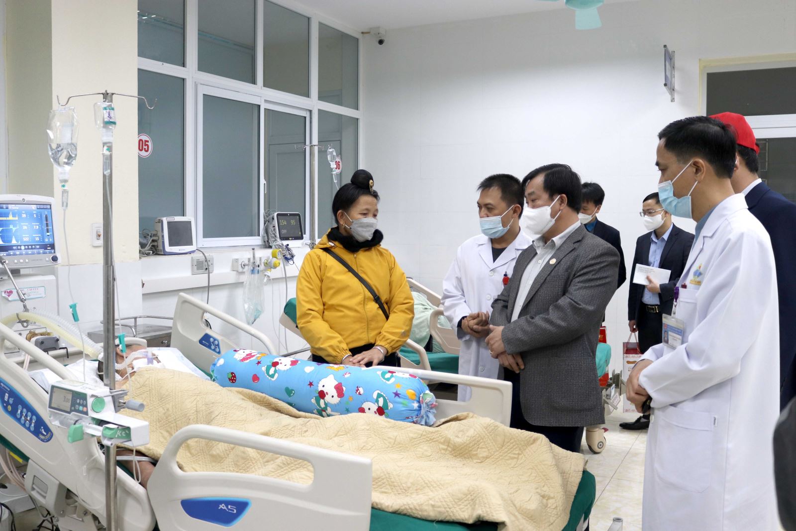 Đồng chí Vừ A Bằng, Phó Chủ tịch UBND tỉnh ân cần thăm hỏi, động viên các bệnh nhân và người nhà bệnh nhân tại Khoa Cấp cứu, Bệnh viện Đa khoa tỉnh