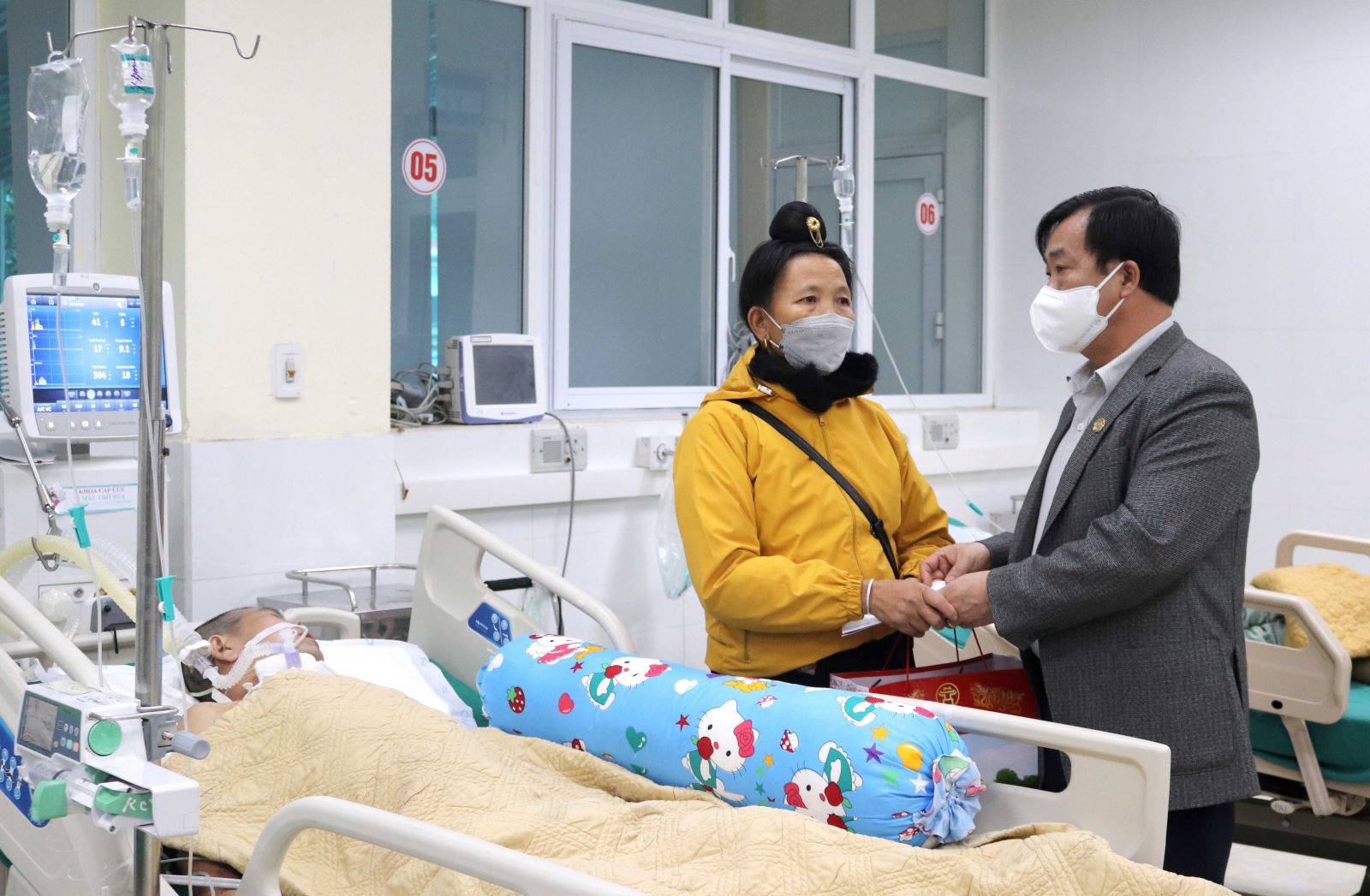 Đồng chí Vừ A Bằng, Phó Chủ tịch UBND tỉnh tặng quà chúc tết các bệnh nhân và động viên người nhà bệnh nhân tại Khoa Cấp cứu, Bệnh viện Đa khoa tỉnh
