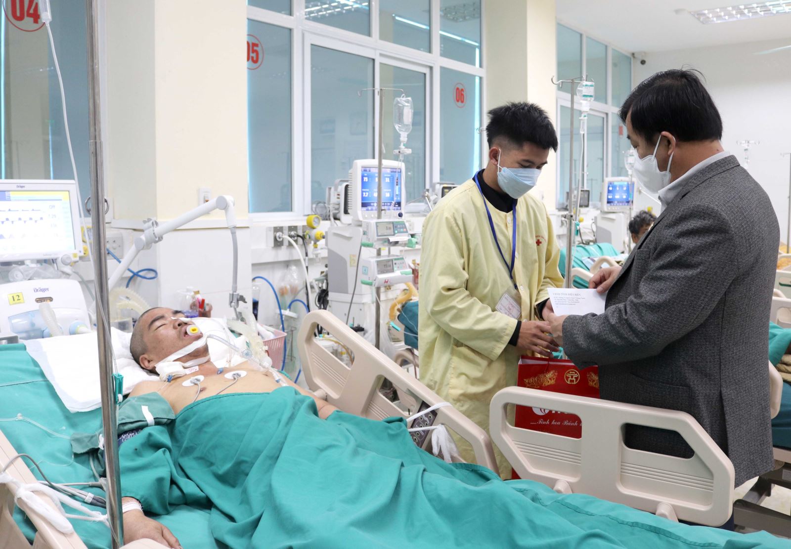 Đồng chí Vừ A Bằng, Phó Chủ tịch UBND tỉnh ân cần thăm hỏi, động viên và tặng quà chúc tết các bệnh nhân, người nhà bệnh nhân tại Khoa Hồi sức tích cực - Chống độc, Bệnh viện Đa khoa tỉnh
