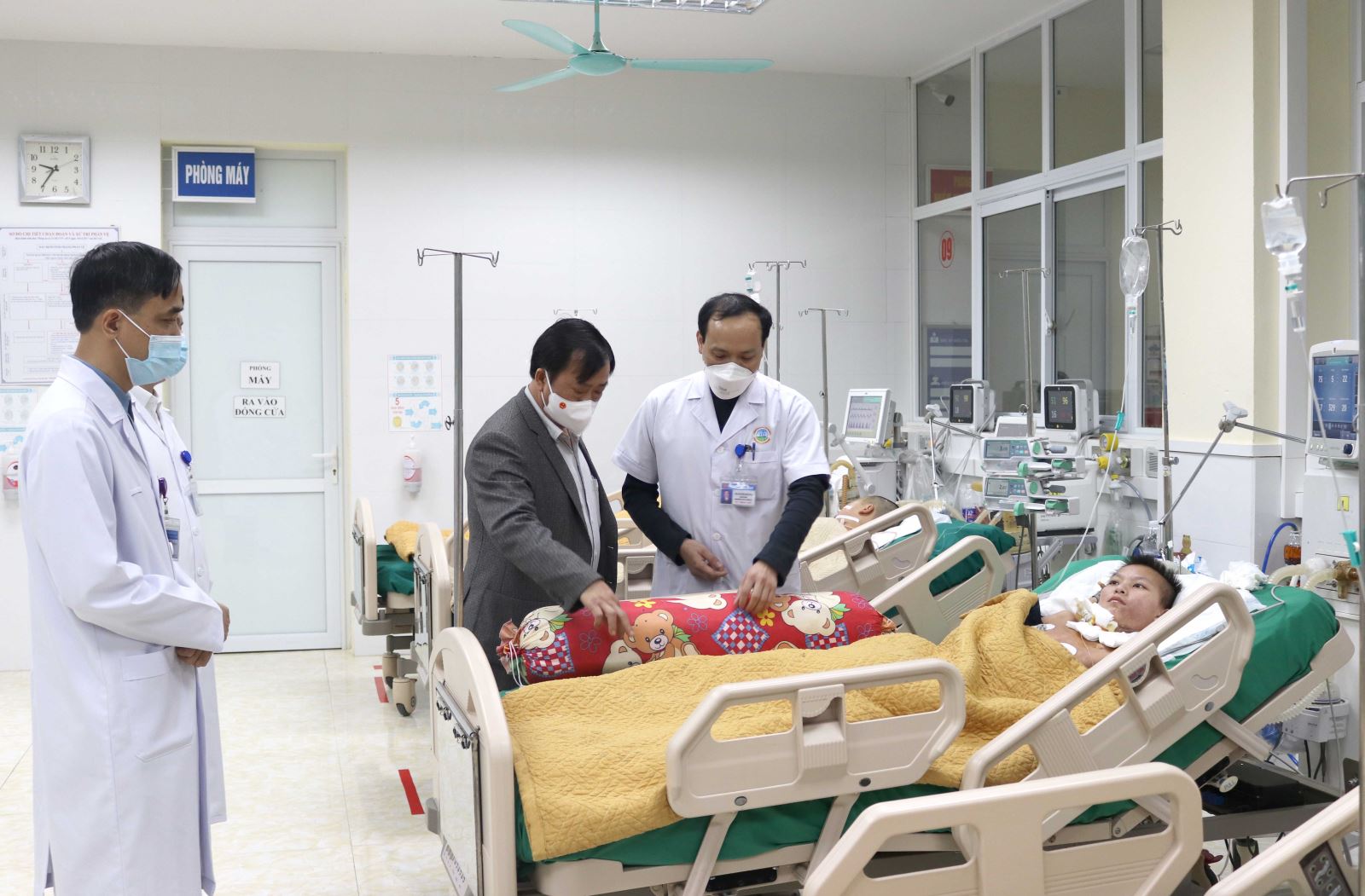 Đồng chí Vừ A Bằng, Phó Chủ tịch UBND tỉnh ân cần thăm hỏi, động viên và tặng quà chúc tết các bệnh nhân tại Khoa Hồi sức tích cực - Chống độc, Bệnh viện Đa khoa tỉnh