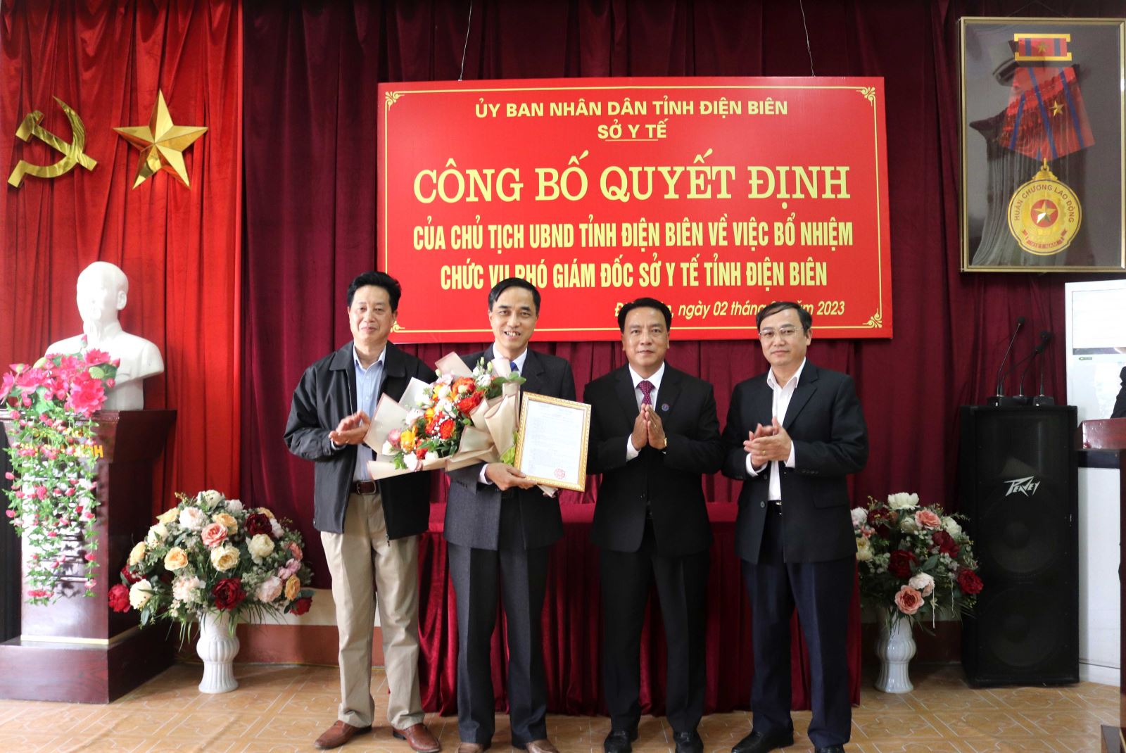 Các đồng chí trong Ban Giám đốc Sở Y tế tặng hoa chúc mừng đồng chí Phạm Văn Mẫn tại buổi Lễ