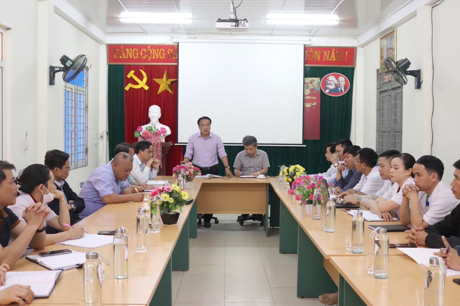 Đồng chí Phạm Giang Nam, Giám đốc Sở Y tế phát biểu ý kiến tại buổi làm việc.