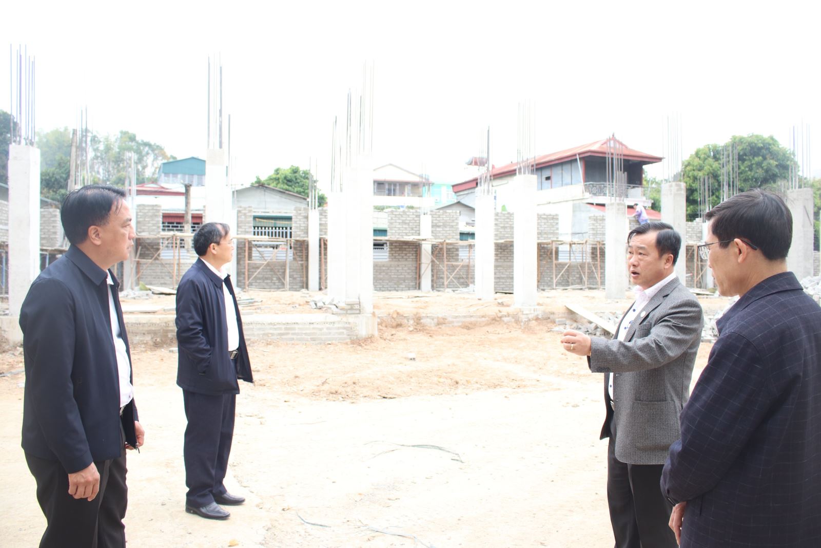 Đồng chí Vừ A Bằng, Phó Chủ tịch UBND tỉnh kiểm tra Công trình xây dựng tại Trung tâm Kiểm soát bệnh tật tỉnh Điện Biên